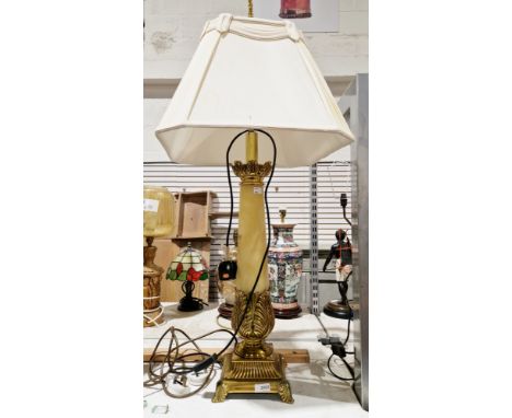 Large classical style lamp, the base and top in brass with a central column, in marble-effect resin&nbsp;