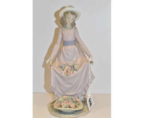 A LLADRO 'FLOWERS IN THE BASKET' FIGURE, model no 5027, sculptor Vincente Martinez, issued 1979-2004, height 25cm (1) (Condit