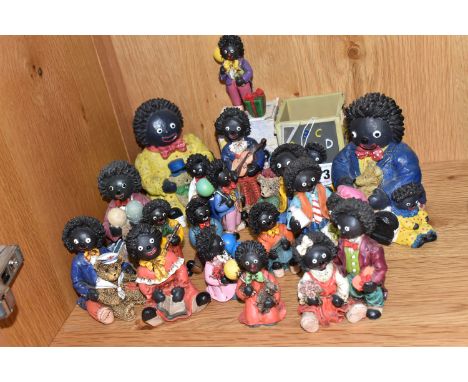 A GROUP OF EIGHTEEN SHUDEHILL ROBERTSONS-STYLE FIGURES to include two moneyboxes, a pot, fifteen assorted sized figurines in 