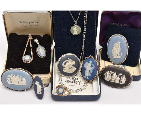 AN ASSORTMENT OF SILVER AND WHITE METAL 'WEDGEWOOD' JEWELLERY, to include two silver rings, both hallmarked, approximate gros