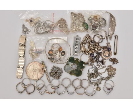 AN ASSORTMENT OF SILVER AND WHITE METAL JEWELLERY, to include a silver ingot pendant, a silver chain bracelet, a silver medal