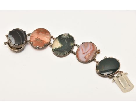AN AGATE PANEL BRACELET, designed as graduated oval agate panels to the push piece clasp, unmarked, approximate length 180mm 