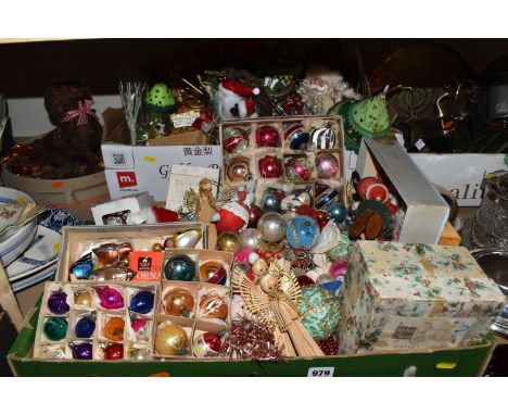 TWO BOXES AND LOOSE VINTAGE CHRISTMAS DECORATIONS to include a large quantity of vintage glass baubles, pipe cleaner Santas, 