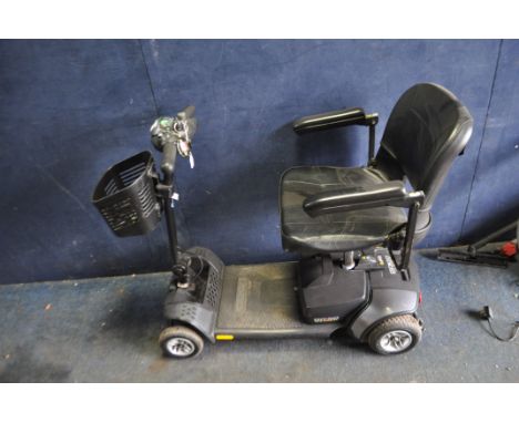 A GOGO ELITE TRAVELLER MOBILITY SCOOTER, with key and charger (PAT pass and working but battery integrity unknown)