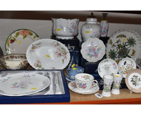 A GROUP OF VARIOUS CERAMICS to include a quantity of Aynsley 'Little Sweetheart' giftware items comprising a boxed lidded urn