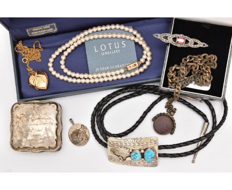 A SMALL ASSORTMENT OF JEWELLERY, to include a white metal St Christopher pendant, an imitation pearl necklace, a brooch, a le