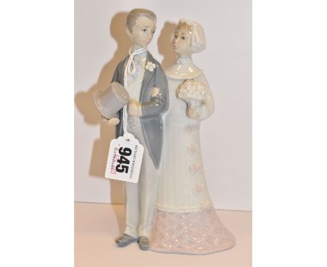 A LLADRO 'WEDDING' FIGURE GROUP, model no 4808, sculptor Julio Fernandez, issued 1972 - 2005, height 19.5cm (1) (Condition Re