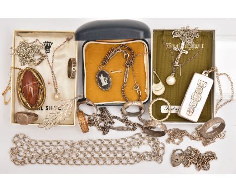 AN ASSORTMENT OF SILVER AND WHITE METAL JEWELLERY, to include a silver ingot pendant with chain, two silver rings, five white