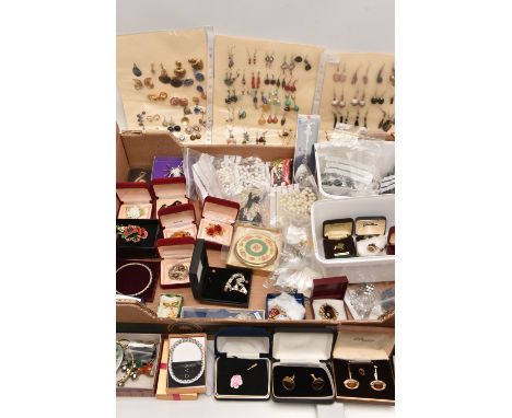A BOX OF ASSORTED COSTUME JEWELLERY, to include a variety of brooches including a polished labradorite brooch, bracelet and b