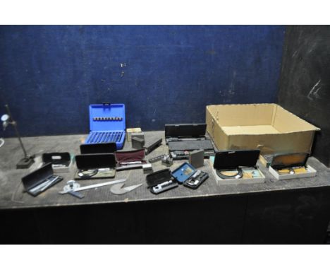 A TRAY CONTAINING ENGINEERS MARKING AND TEST EQUIPMENT, including a marking stand with an Oxford dial gauge fitted, vee block
