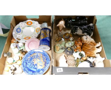 A mixed collection of items to include Wade ashtrays, Melba Ware animals, Continental condiment sets, Foley Ware oriental ins