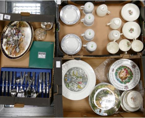 A mixed collection of items to include: Wedgwood Moss Rose teaware, decorative wall plates, souvenir tea spoons &amp; boxed c