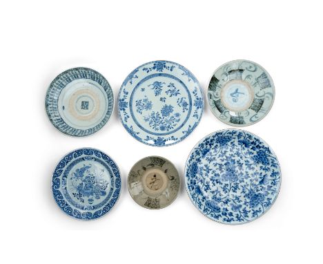 Six Chinese blue and white export platesQing dynasty, Kangxi - Guangxu periodComprising a large plate with scrolling lotus an