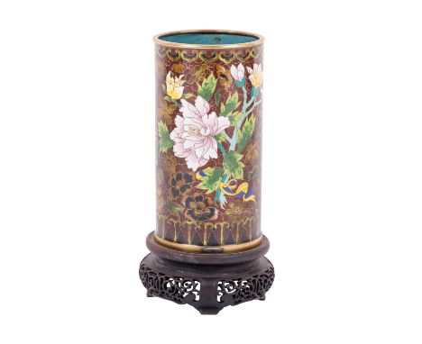Cloisonné-Pinselbecher. CHINA, um 1900. Messingkorpus, aussen mit einem bräunlichen Millefleurs-Fond, der schauseitig verzier
