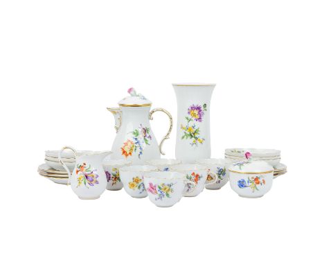 MEISSEN Kaffeeservice 'Deutsche Blume', 20. Jh. 22-tlg., für 6 Personen, polychrome Staffage von Blumen, Form "Neuer Ausschni