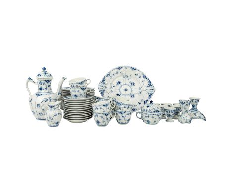 ROYAL COPENHAGEN Frühstücksservice 'Musselmalet Halbspitze', 1. Wahl, 20. Jh. 48-tlg. Bestehend aus 1 Kaffeekanne (519); 12 T