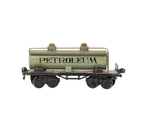 MÄRKLIN Kesselwagen 'Petroleum', 1926-27, Spur 0, 4 achsiger Kesselwagen mit beidseitiger Aufschrift 'PETROLEUM' auf olivgrün