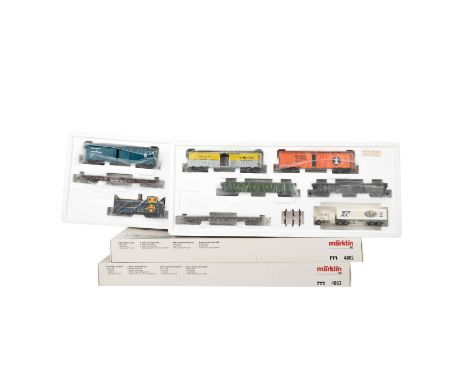 MÄRKLIN 2 US-Güterwagen-Sets I und II, Spur H0, darunter jeweils 2 Boxcars, 1 Flachwagen mit Wiking Truck, 1 offener Güterwag