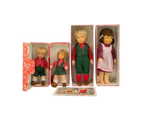 KÄTHE KRUSE 4-tlg Konvolut Puppen, 1970er Jahre, bestehend aus Puppenmädchen, Kunststoffkopf, braune Perücke mit Zopffrisur, 