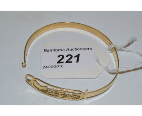 An Egyptian  gold coloured metal hinged bangle, 12g