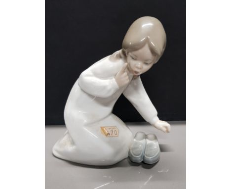 LLADRO FIGURE 4523 LITTLE GIRL WITH SLIPPERS