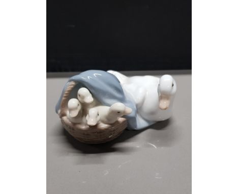 LLADRO FIGURE 4895 MOTHER DUCK AND DUCKLINGS