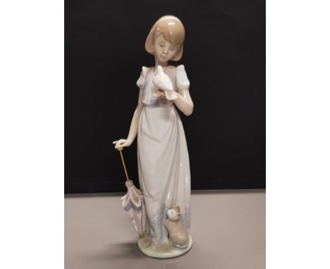 LLADRO FIGURE 7611 SUMMER STROLL WITH ORIGINAL BOX