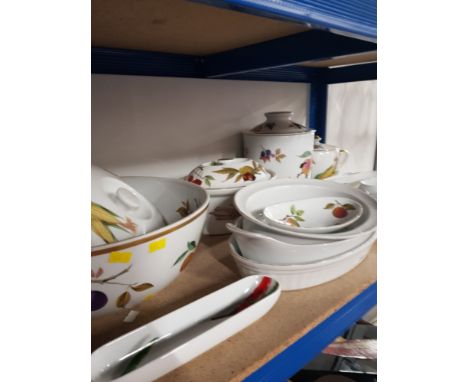 A LOT INCLUDING ROYAL WORCESTER EVESHAM WARE