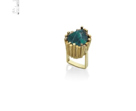 A GOLD AND CHROME DIOPTASE RING,  BY GRIMA,  1971The single chrome dioptase crystal, within a mount formed of textured batons