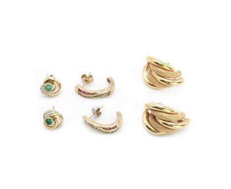 Three pairs of 9ct gold earrings,comprising a pair of 9ct gold hollow stud earrings, five alternating plain and machine engra