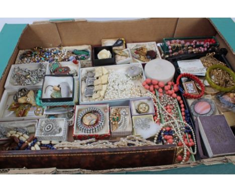Quantity of vintage costume jewellery and bijouterie - including brooches, bead necklaces, simulated pearls, etc