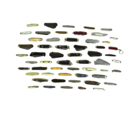 A large collection of assorted pocket knives / pen knives and folding knives with assorted Mother of Pearl, horn, bone, wood 