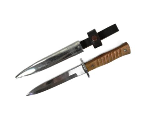 A WWI First World War Imperial German / Prussian Army style trench combat fighting knife. Ribbed wooden grip with exposed tan