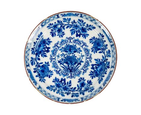 An 18th century Dutch Delft dish by Jan Teunis Dextra. Decorated in blue and white with a Chinoiserie Kangxi design, cafe au 