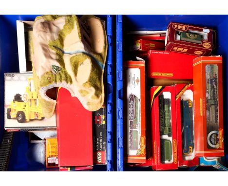 A collection of mostly "OO" vintage model railway items to include a GWR County Class Loco ' County of Bedford', (R.392) loco