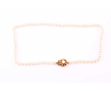 Single strand cultured pearl necklace, light cream, averaging 6.5mm diameter, knotted strung, to a 9ct yellow gold stylised l
