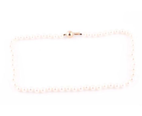 Single row cultured pearl naecklace, light cream pearls averaging 7mm diameter, yellow spherical clasp, stamped '375', 46cm l