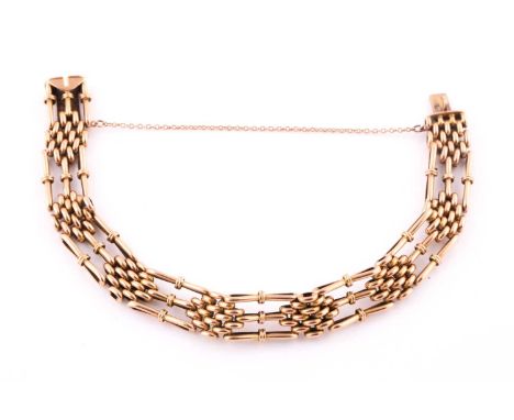 A fancy gate link bracelet with concealed push -button clasp. Clasp stamped '15'. 18 cm length. 18.69 grams