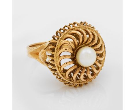 Perlring aus den 1940er JahrenGelbgold, gest. 585.  Zentral besetzt mit weißer Zuchtperle von ca. 5,6 mm in rosé-grün changie