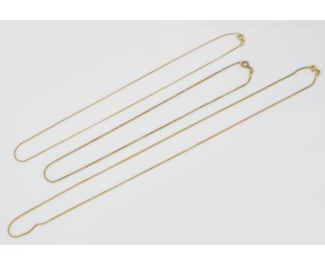 Drei GoldkettenGelbgold, gest. 585 und 750. Fischgrät-, Panzer- und Veneziakette. Ges.-Gew. 7,86 g.Three necklaces in 14 k an
