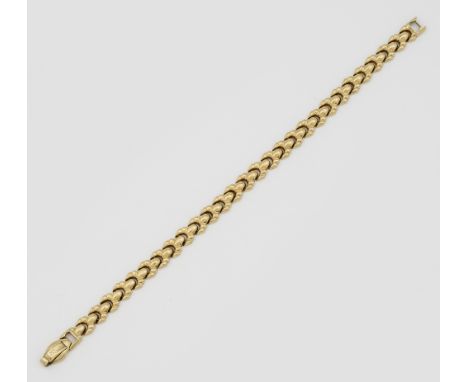 ArmbandGelbgold, gest. 585. Vegetabile Ornamentglieder. Gew. ca. 12,40 g. A bracelet in 14 k gold.