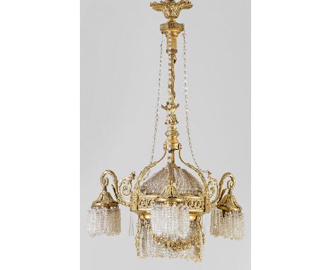 Belle Epoque-Deckenlampe3-flg.; Messing, vergoldet sowie farbloses Glas. Breiter, durchbrochen gearbeiteter Reif aus eingerol