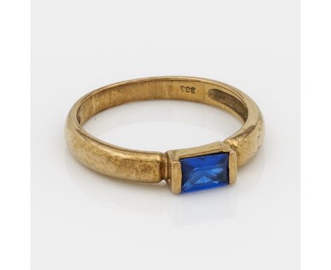 BandringGelbgold, gest. 333. Zentral besetzt mit einem leuchtendblauen Farbstein. Gew. ca. 3,28 g. A ring set with a blue col