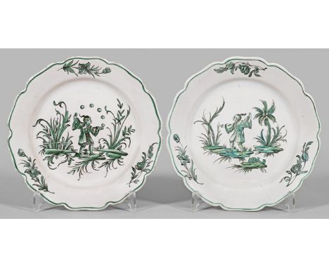 Paar Teller mit Chinoiserie-DekorFayence. Flach. Fassonierte, passige Fahne. Dekor in grüner Muffelmalerei aus chinesischen K