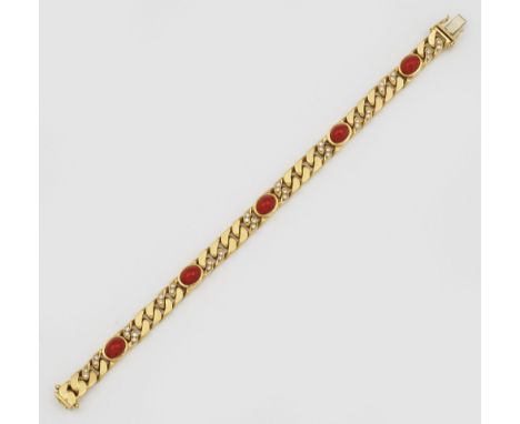 Korallenarmband mit DiamanbesatzGelbgold, gest. 750. Flachpanzerkette besetzt mit roten Korallcabochons, akzentuiert von Diam
