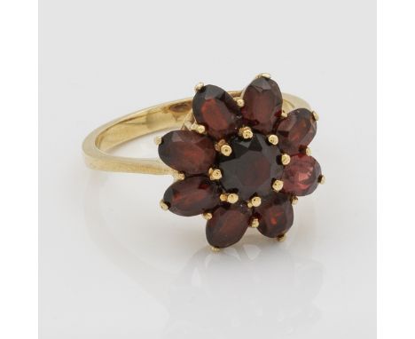 Granat-BlütenringGelbgold, gest. 585. Blütenförmig ausgefasst mit tiefroten Granaten. Gew. ca. 3,64 g. A ring set with deep r