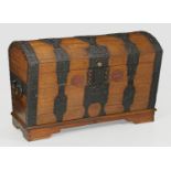 Große Runddeckeltruhe