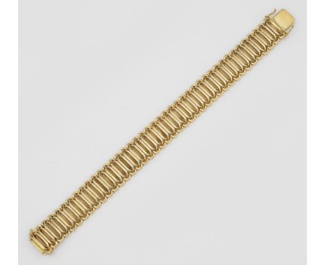 CocktailarmbandGelbgold, gest. 585. Verwobene, längliche Glieder. Gew. ca. 41,50 g. A bracelet in 14 k gold.