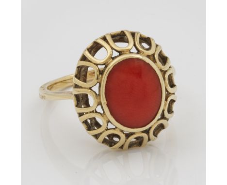 KorallenringGelbgold, gest. 585. Zentral besetzt mit einem roten Korallencabochon. Gew. ca. 4,15 g. A ring set with a red cor