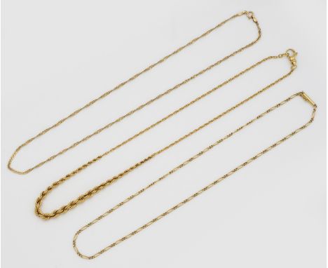 Drei GoldkettenGelbgold, gest. 585. Figaro-, gedrehte Flachpanzer- und Kordelkette im Verlauf. Ges.-Gew. ca. 16,31 g.Three ne